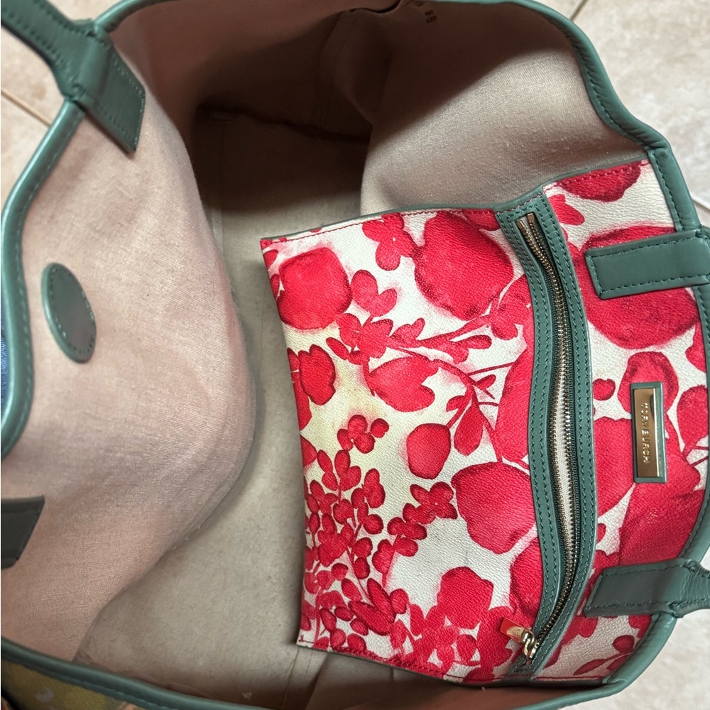 Tory Burch Kerrington tote spot on bottom - Picture 4 of 7